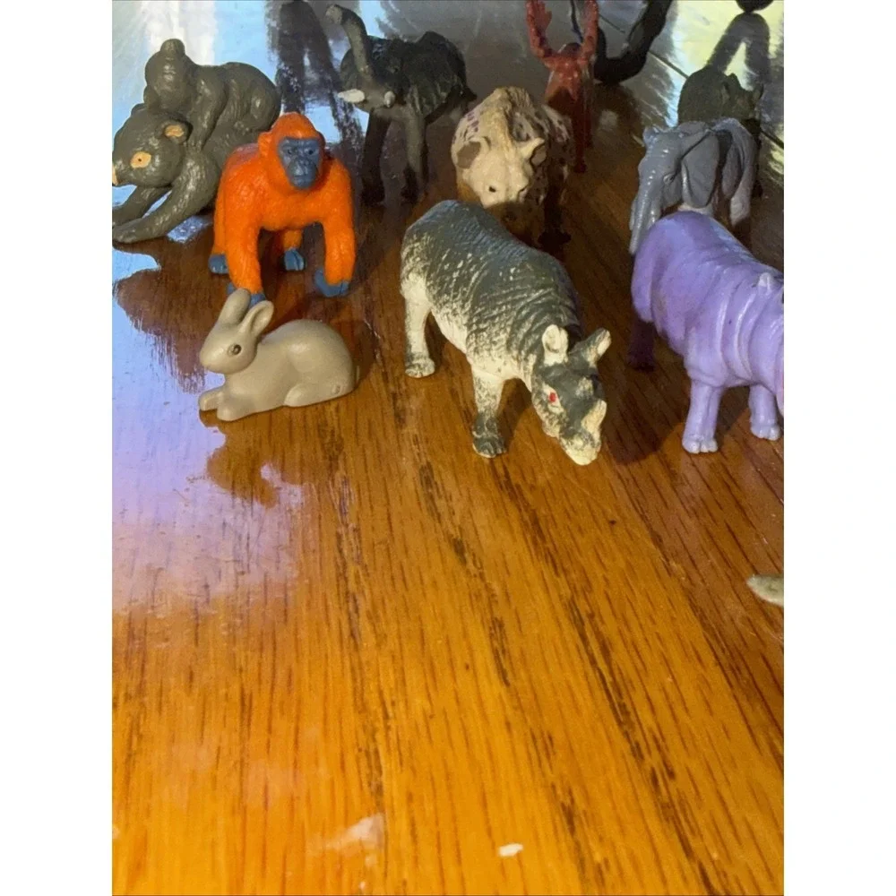 Lot Of Small Plastic Safari Zoo Wildlife Figures 17 Total All Colors And Species